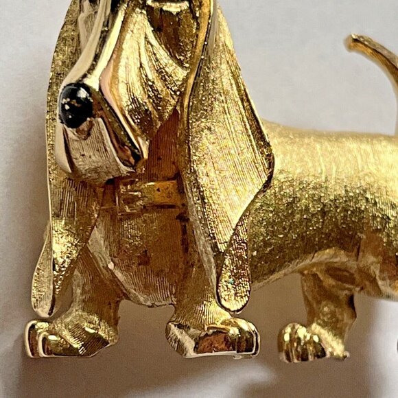 Marcel BOUCHER Basset Hound Figural Pin Brooch Gold Toned Signed Vintage - Picture 6 of 12